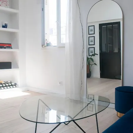 Bright 28 M For 2 Refurbished And Decorated Apartman